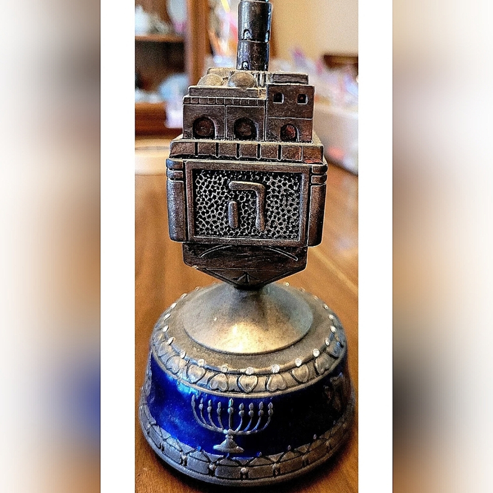 BEAUTIFUL MUSICAL DREIDEL THAT PLAYS THE DREIDEL SONG, GREAT CHANUKAH GIFT!
